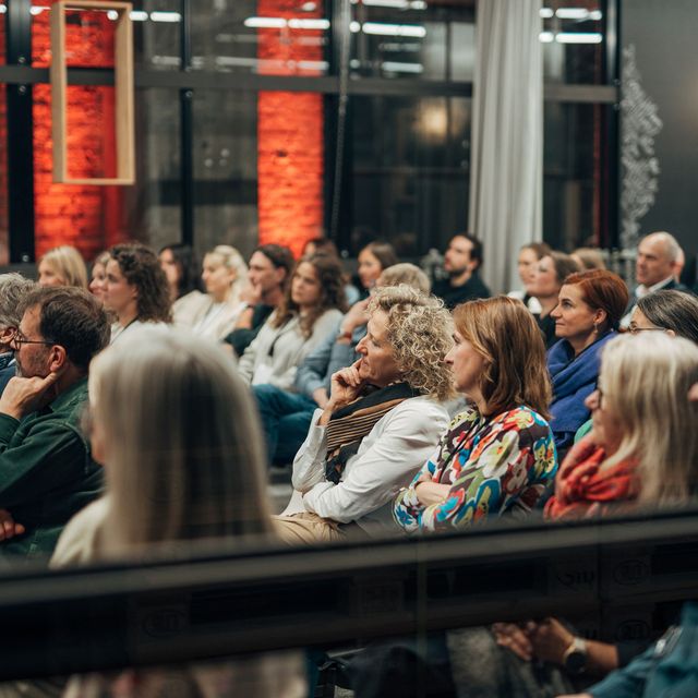 Gespanntes Publikum bei einer Keynote von Elisabeth Brandau